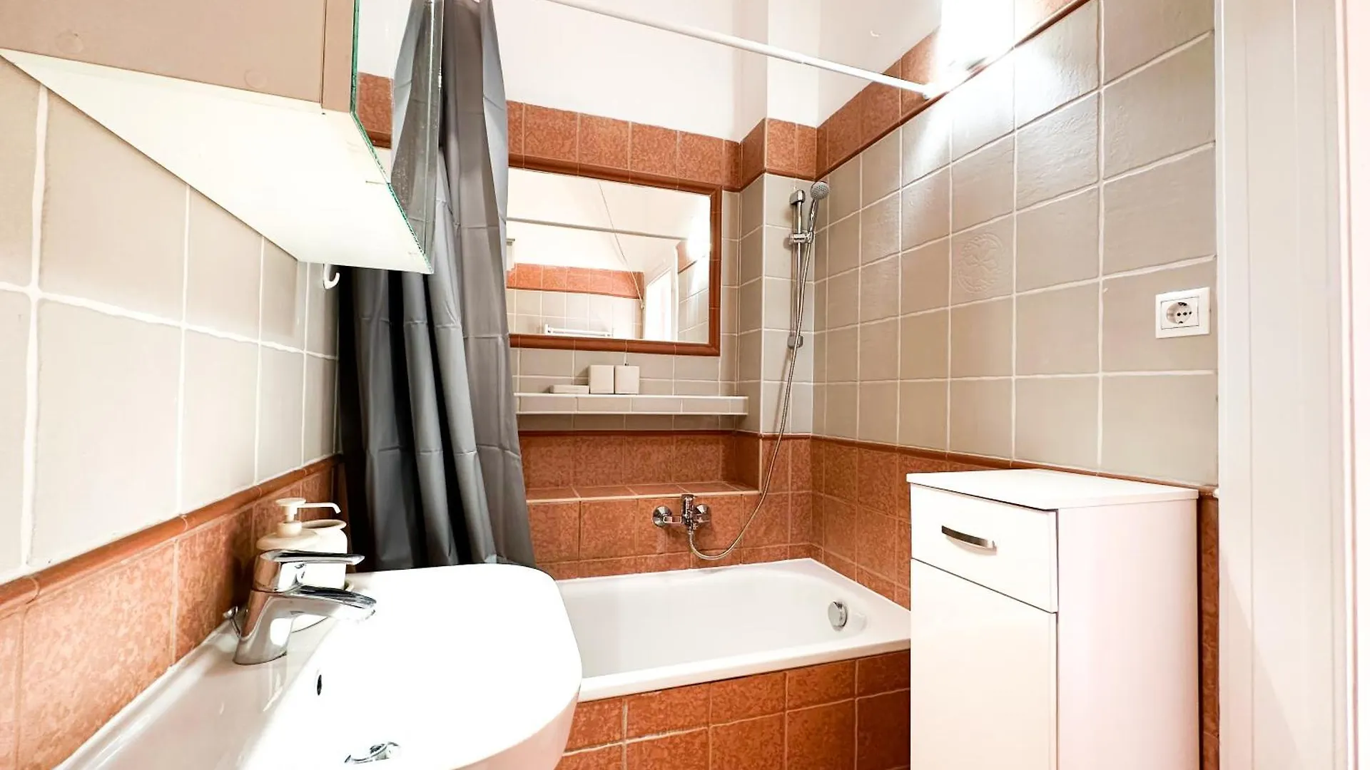 Kiraly Levente - Center Location Ac Apartment Budapest Hungary